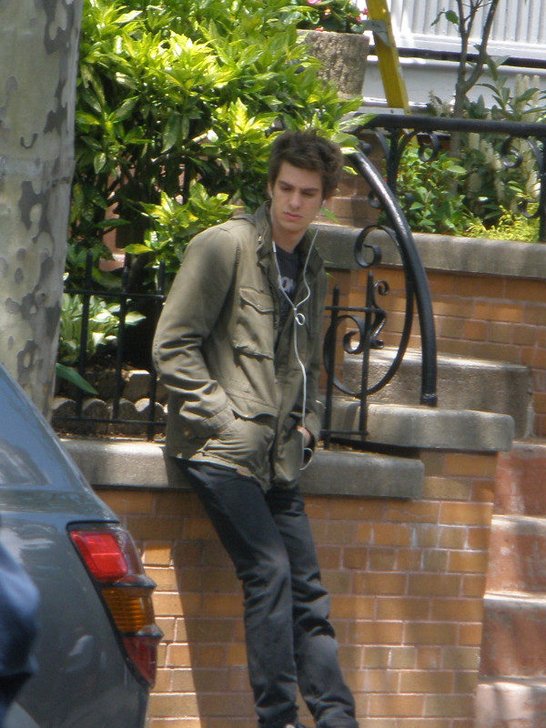 Andrew Garfield espera en el se...