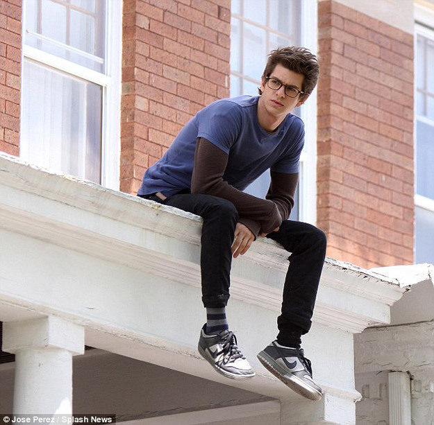 Andrew Garfield como Peter Park...