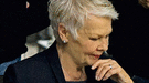Judi Dench y el director Sam Mendes en una imagen del rodaje de Skyfall