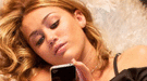 Miley Cyrus y Ashley Greene, rivales en el nuevo tráiler de Bienvenido al mundo de LOL