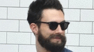 Adam Levine se deja crecer barba en las nuevas imágenes de Can a Song Save Your Life?