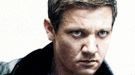 Póster Internacional de El legado de Bourne con Jeremy Renner en acción