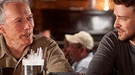 Clint Eastwood, espectador de un partido de béisbol en el póster de Trouble With the Curve