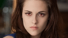 Kristen Stewart no está fuera de Blancanieves y mientras posa como vampira en las nuevas fotos de Amanecer: Parte 2