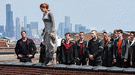 Shailene Woodley al borde del abismo en una imagen de Divergente