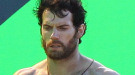 Henry Cavill, sucio y sin camiseta, en el set de Superman: Man of Steel