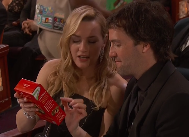Kate Winslet con galletas que reparten en la Gala