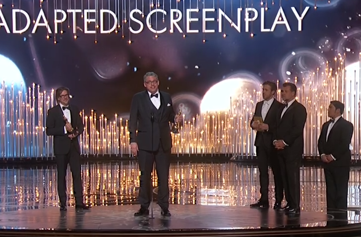 Adam McKay gana el Mejor Guión Adaptado por 'La gran apuesta'