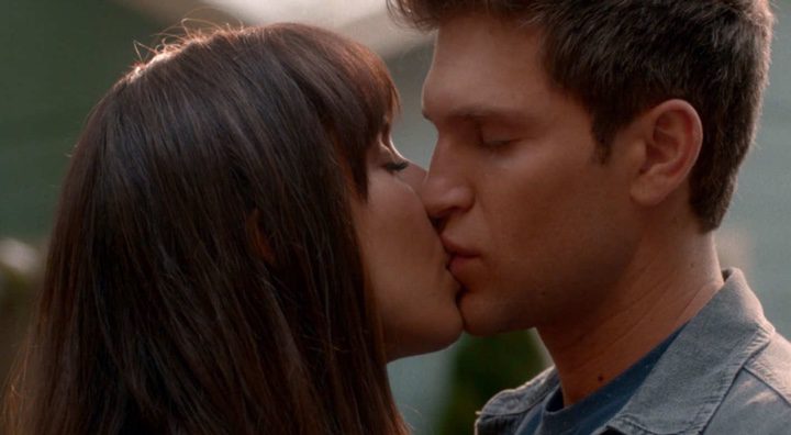  Beso de despedida de Spencer y Toby