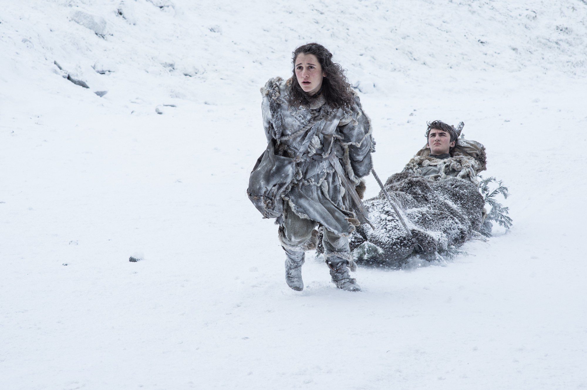 Meera lleva a Bran Stark por la nieve