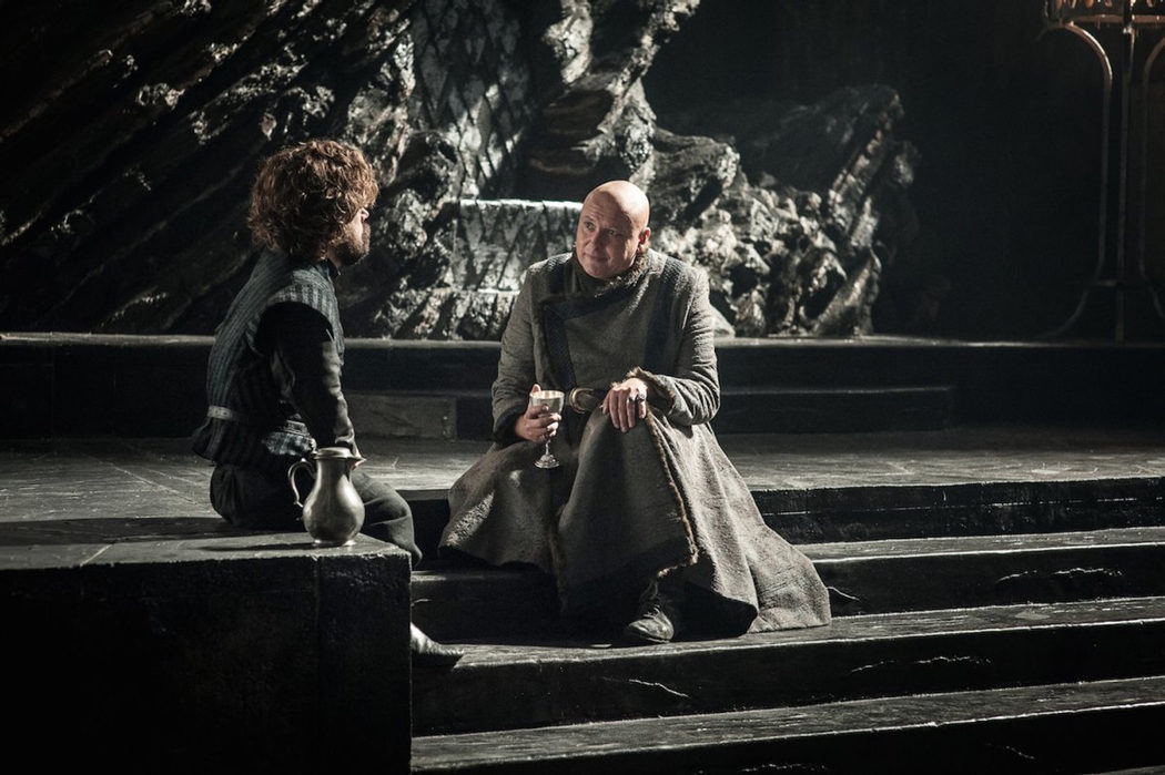 Tyrion y Varys conversan sobre Daenerys
