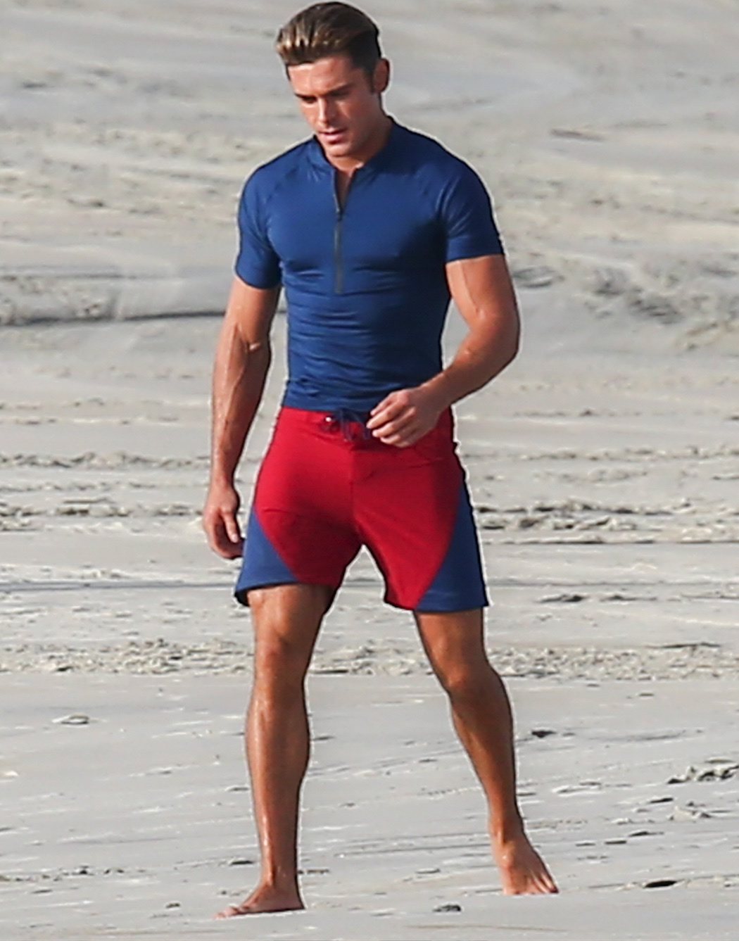 Zac Efron muy mojado con un traje de socorrista muy sexy