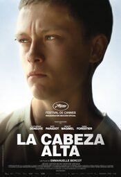 La cabeza alta