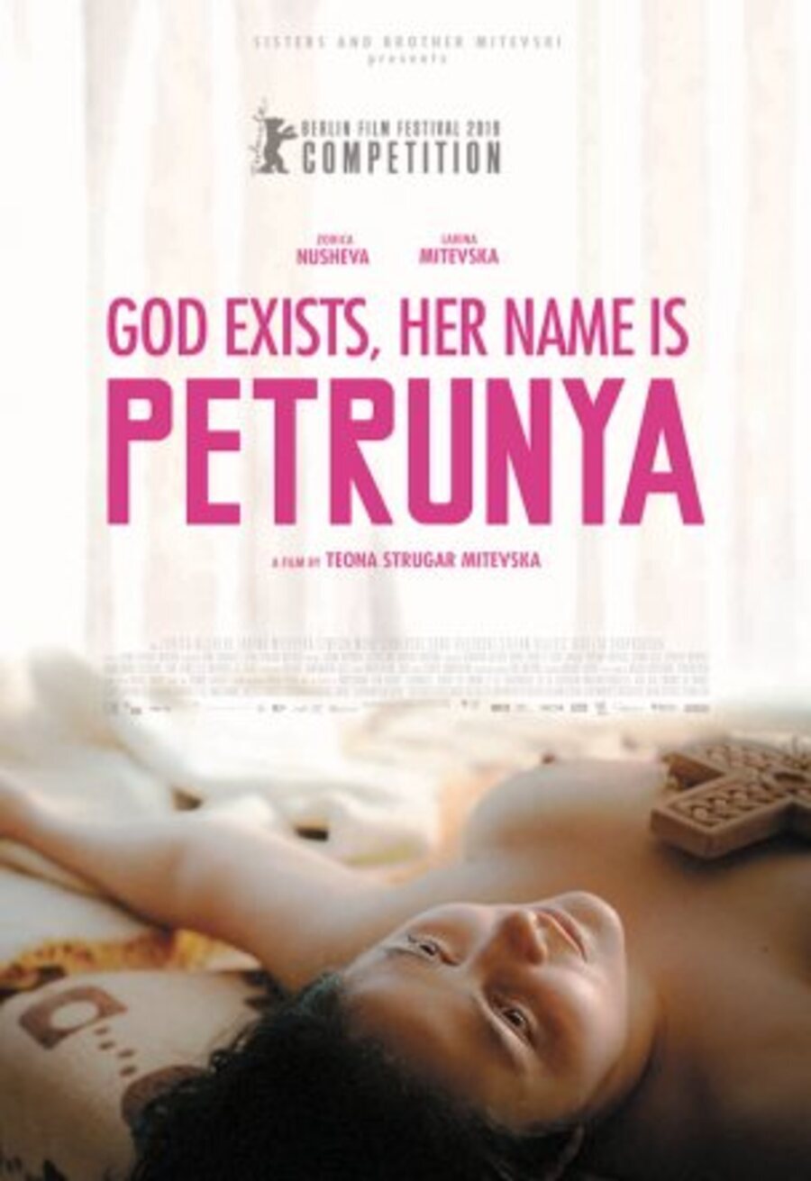 Cartel de Dios es mujer y se llama Petrunya - Póster inglés 'God Exists, Her Name is Petrunya'