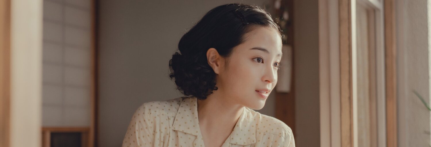 Pálida luz en las colinas