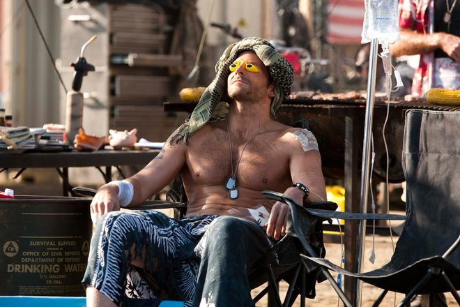 Bradley Cooper con el torso desnudo en una escena de 'El equipo A'