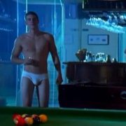 Liam Hemsworth en calzoncillos y con el pecho desnudo durante un rodaje