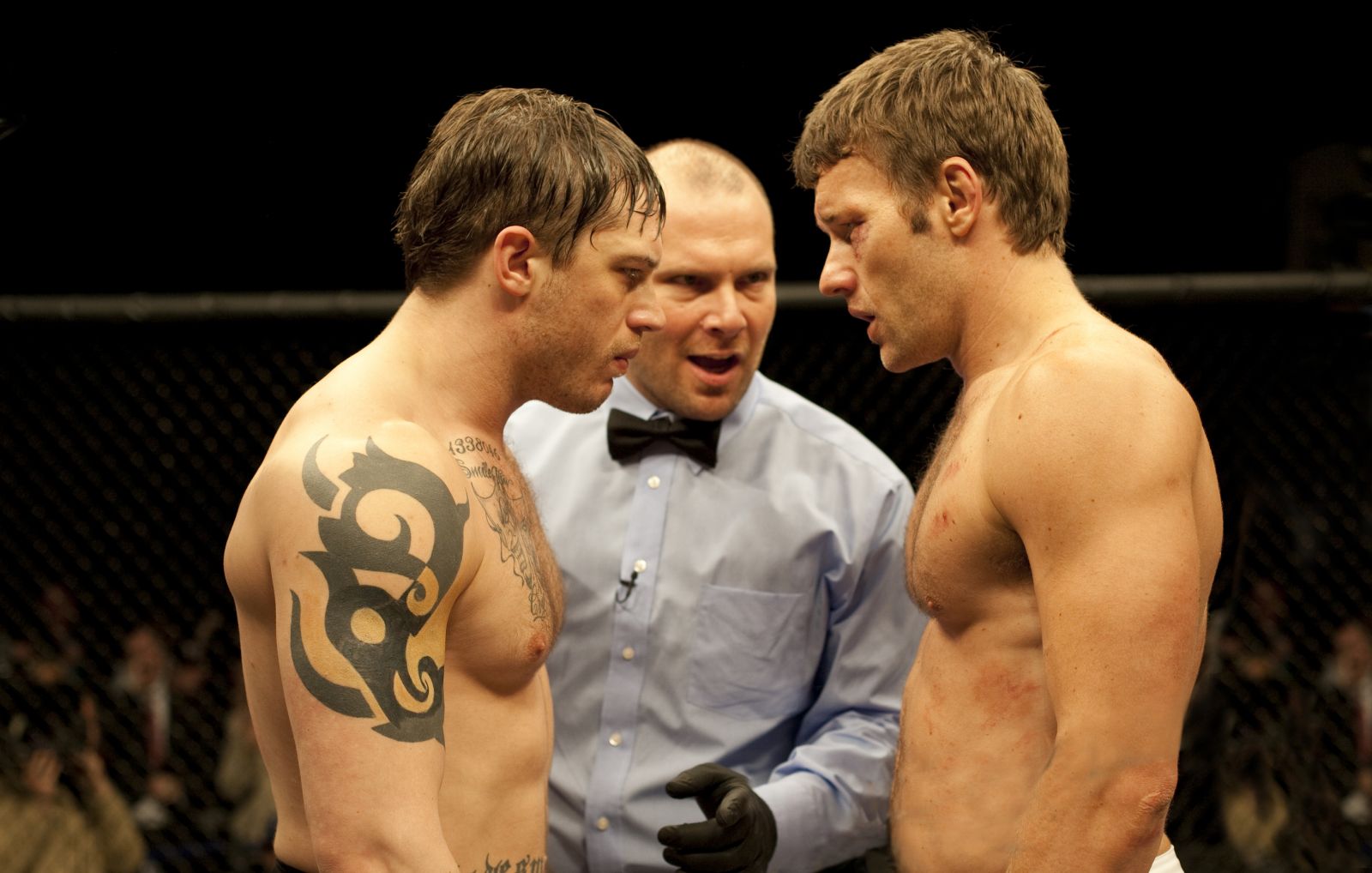 Tom Hardy y Joel Edgerton con el torso desnudo en una escena de 'Warrior'