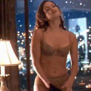 Jennifer Lopez en ropa interior en una escena de 'Un romance muy peligroso'