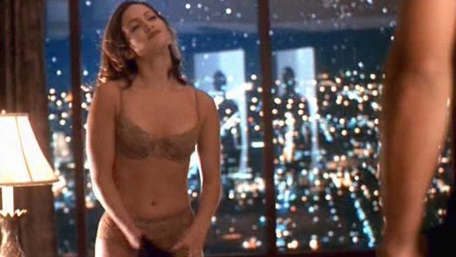 Jennifer Lopez en ropa interior en una escena de 'Un romance muy peligroso'