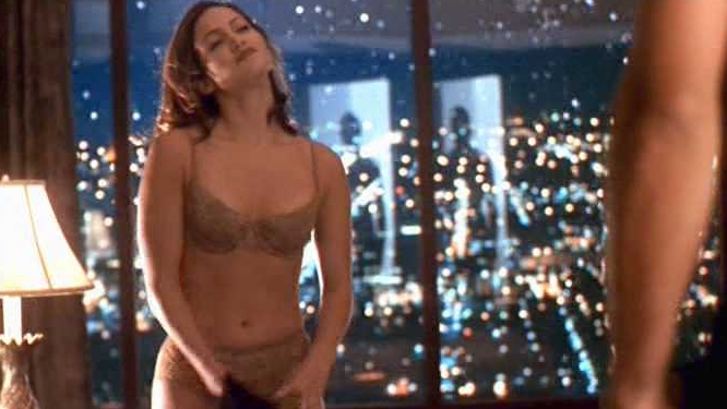 Jennifer Lopez en ropa interior en una escena de 'Un romance muy peligroso'