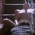 Kim Basinger con el pecho desnudo mientras Mickey Rourke le practica sexo oral