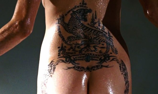 Culo de Angelina Jolie con tatuaje de tigre en una escena de 'Wanted'
