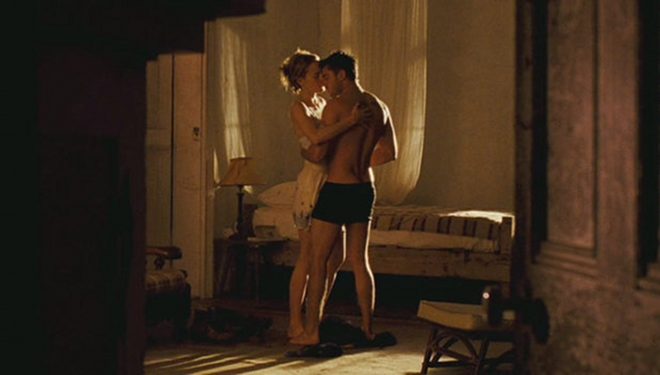 Zac Efron sin camiseta en una escena del drama 'Cuando te encuentre'