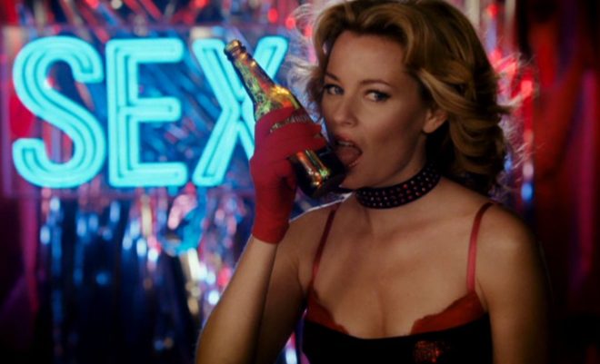 Elizabeth Banks lame una botella en una sensual escena de '¿Hacemos una porno?'