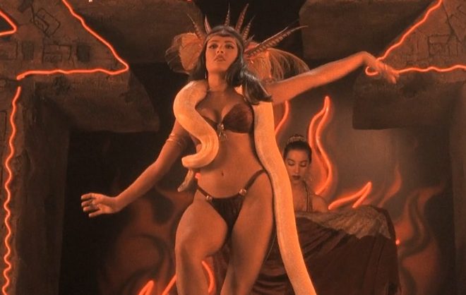 Salma Hayek baila con una serpiente en 'Abierto hasta el amanecer'