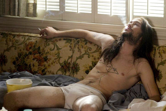 Joseph Gordon-Levitt sin camiseta en una escena del drama 'Hesher'