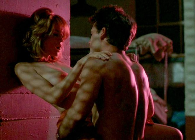 Diane Lane en una escena de sexo de 'Constantes vitales', de 1990