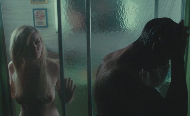 Kirsten Dunst con el pecho desnudo junto a Ryan Gosling en 'All good things'