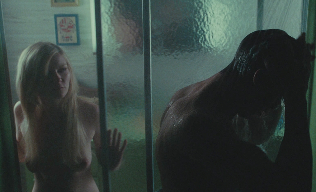 Kirsten Dunst con el pecho desnudo junto a Ryan Gosling en 'All good things'