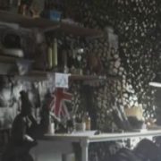 Tom Hardy desnudo en una escena del corto 'Sergeant Slaughter, My Big Brother'