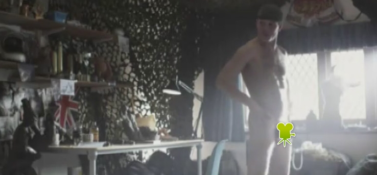 Tom Hardy desnudo en una escena del corto 'Sergeant Slaughter, My Big Brother'