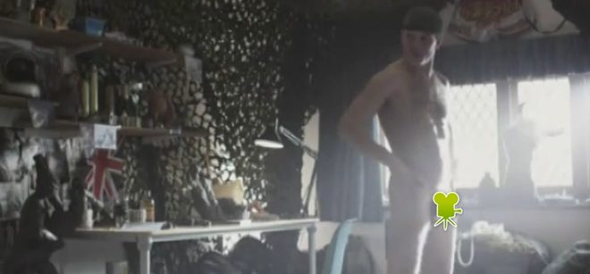 Tom Hardy desnudo en una escena del corto 'Sergeant Slaughter, My Big Brother'