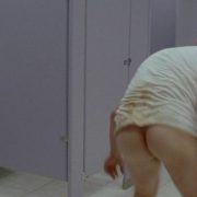 Matt Czuchry desnudo en una escena de 'I hope the serve beer in hell'