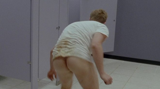 Matt Czuchry desnudo en una escena de 'I hope the serve beer in hell'
