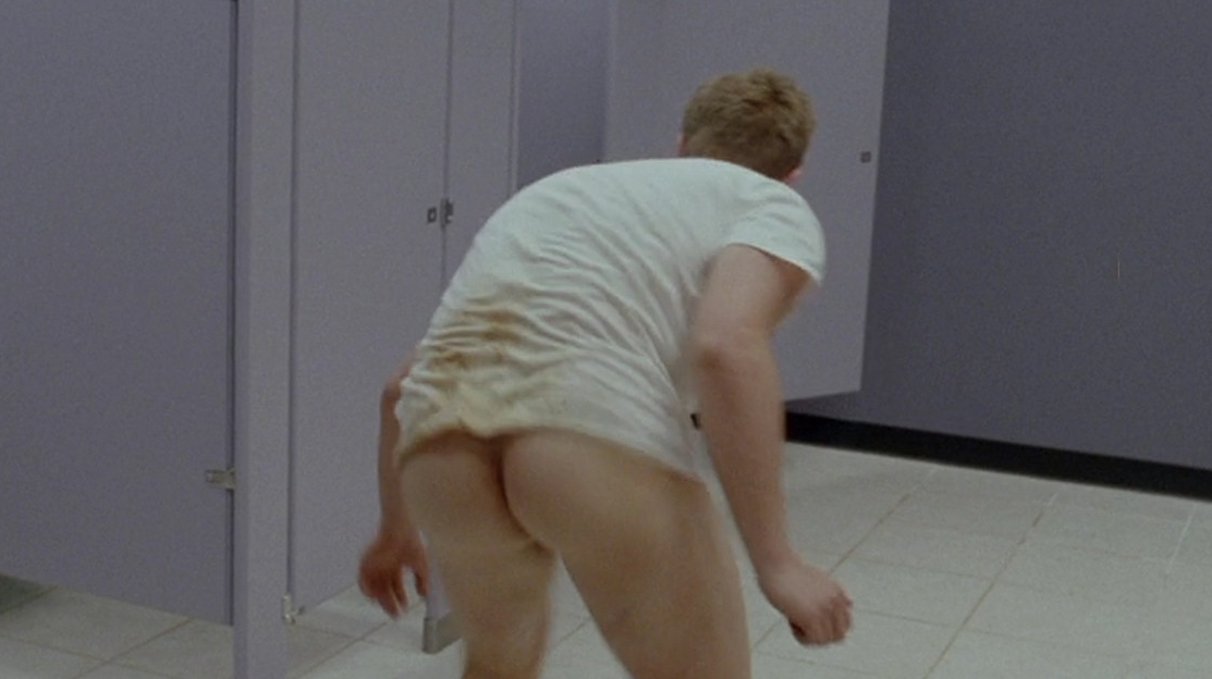Matt Czuchry desnudo en una escena de 'I hope the serve beer in hell'