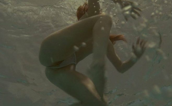 Erica Durance nada en bragas durante una escena de 'House of the dead'