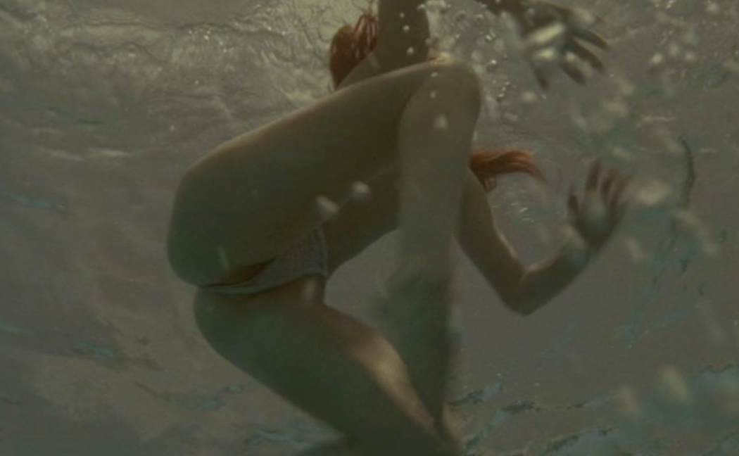 Erica Durance nada en bragas durante una escena de 'House of the dead'