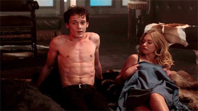 Anton Yelchin con el torso desnudo en una escena de 'Noche de miedo'