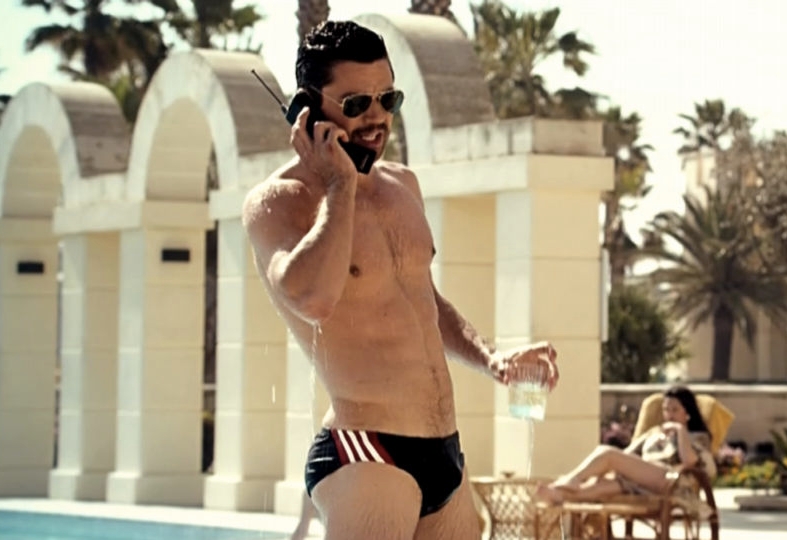 Dominic Cooper con el torso desnudo en una escena de 'The devil's double'