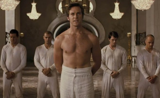 Armie Hammer con el torso desnudo en una escena de 'Blancanieves'