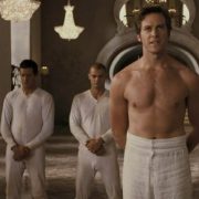 Armie Hammer con el torso desnudo en una escena de 'Blancanieves'