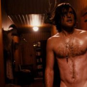 Sam Worthington con el torso desnudo en una escena de 'MacBeth'