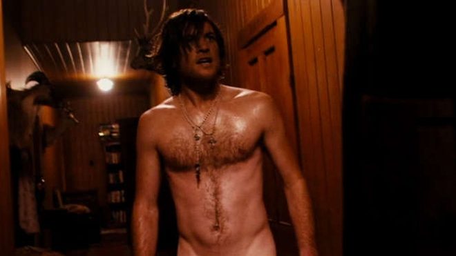 Sam Worthington con el torso desnudo en una escena de 'MacBeth'