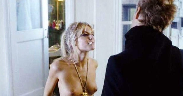 Sienna Miller desnuda junto a Jude Law en una escena de 'Alfie'
