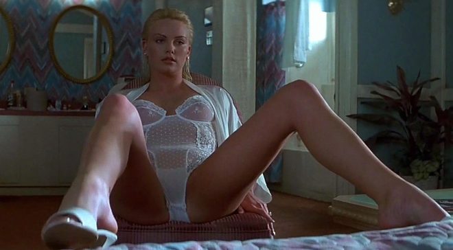 Charlize Theron abierta de piernas en una escena de 'Dos días en el valle'